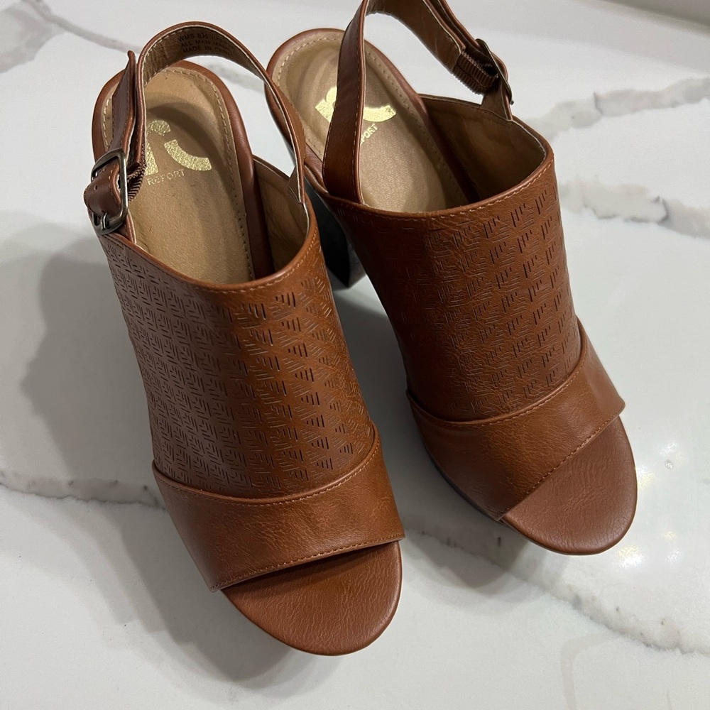 Size 8.5 Report shoes like new condition